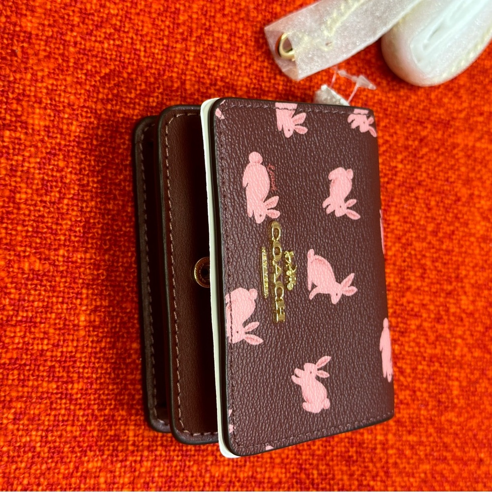 ❤️❤️❤️❤️NWT Coach mini bag/wallet on chain/Rabbit/bunny print2023❤️❤️ - Picture 2 of 8